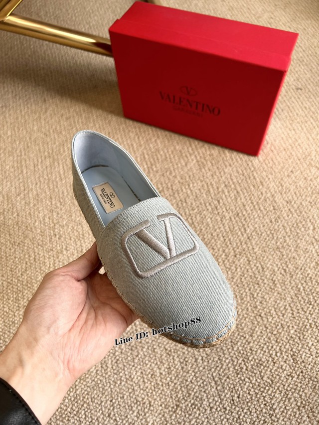 Valentino Garavani華倫天奴22春夏帆布V型logo漁夫鞋可折疊鞋跟草編鞋 dx2400